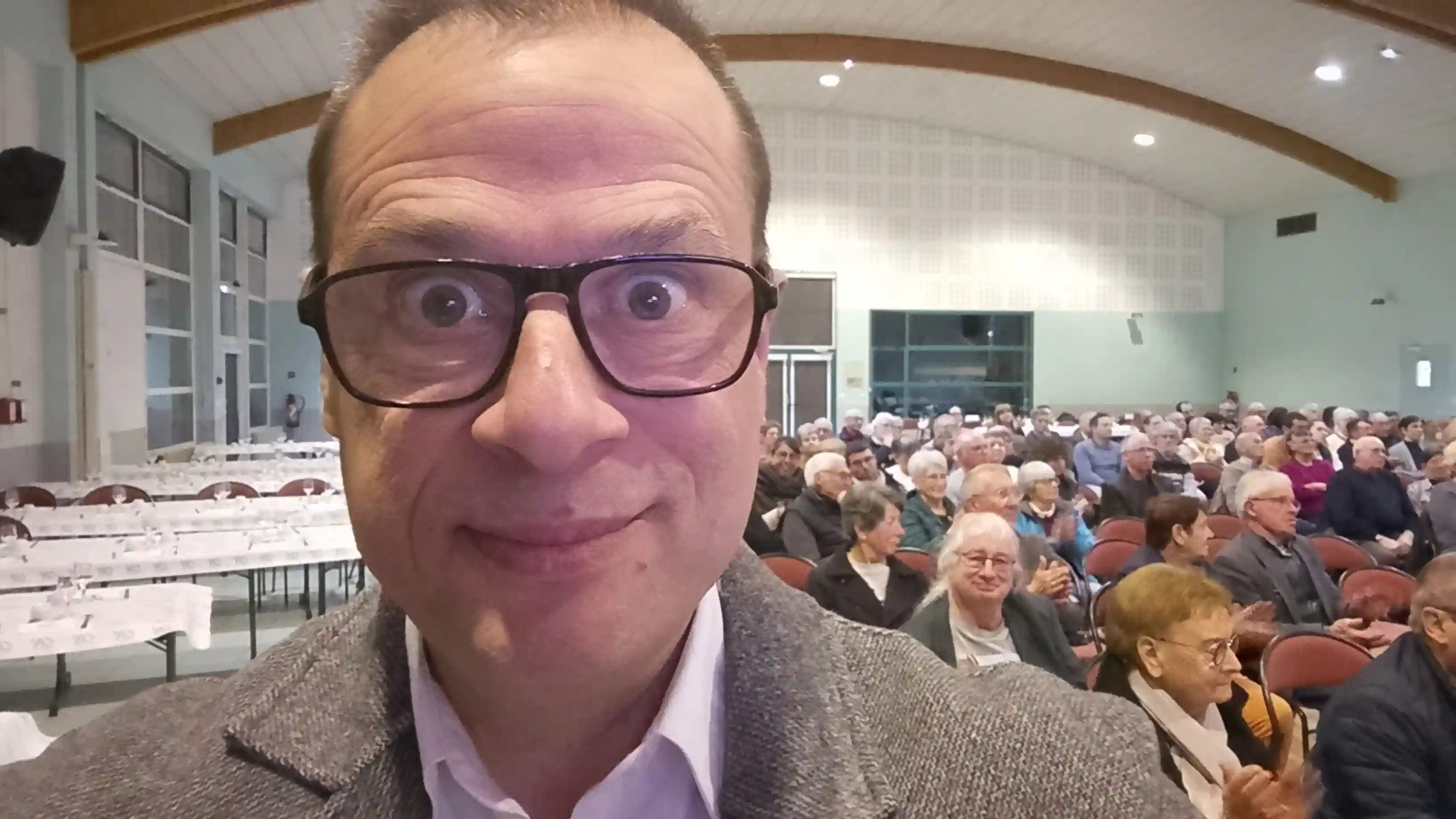 conférence IA au crédit agricole. David Tabacznyj posant devant les sociétaires